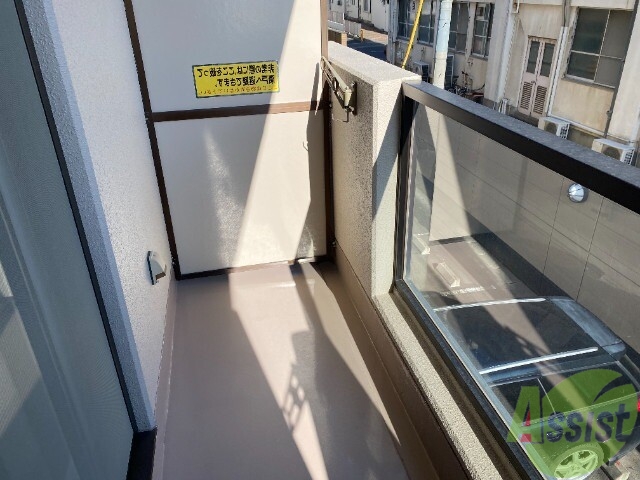 バルコニー　バルコニーは広々で、洗濯物を干すときも楽そうです。