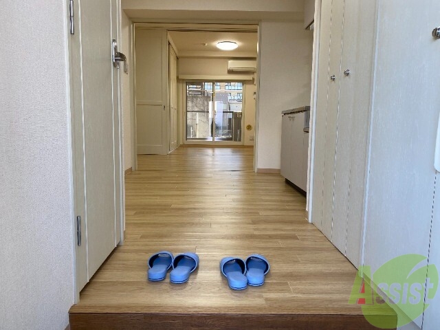 玄関　玄関周りです。左手には収納、右手はお手洗いです。