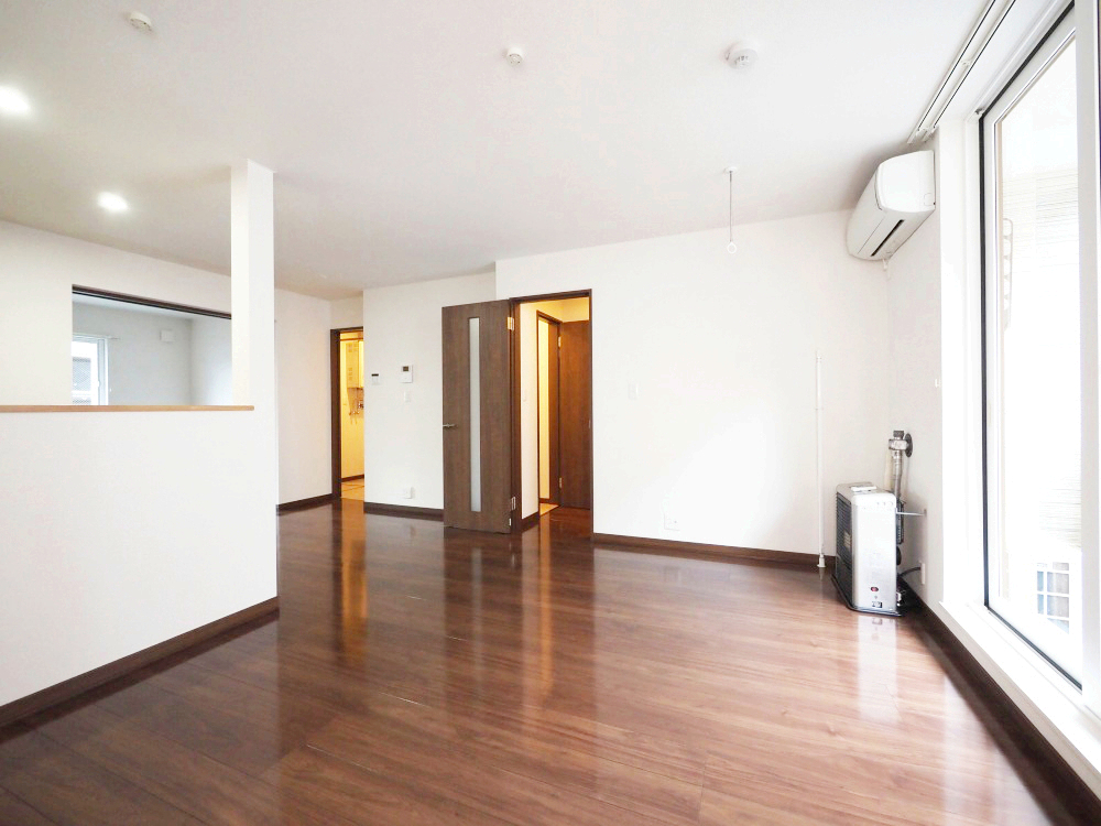 居室・リビング　壁面が多く家具の配置がしやすいです♪