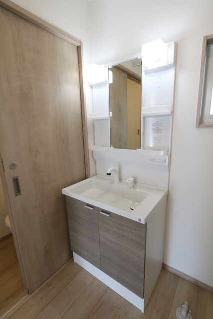 洗面設備　☆忙しい朝に便利なシャワー付独立洗面台☆