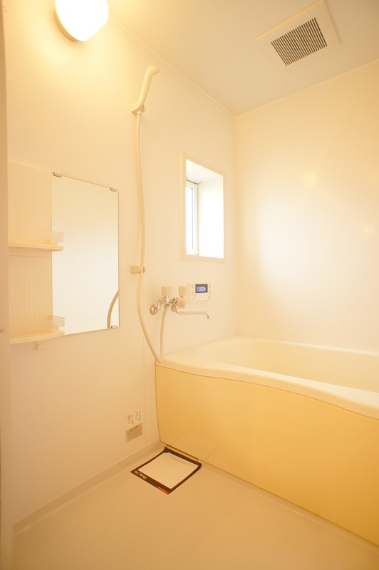 バス・シャワールーム　換気しやすい窓が付いた浴室