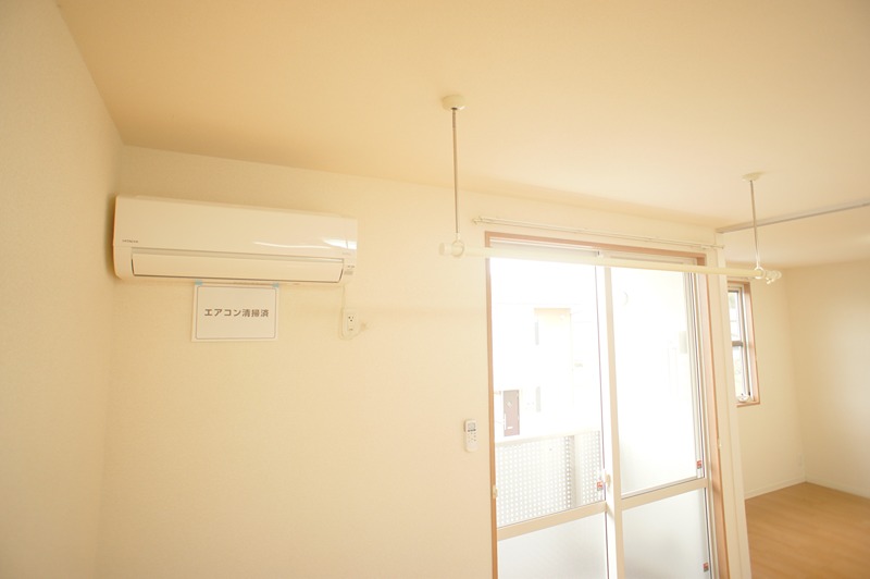その他設備　エアコンと室内干し用のホスクリーンが付いてます