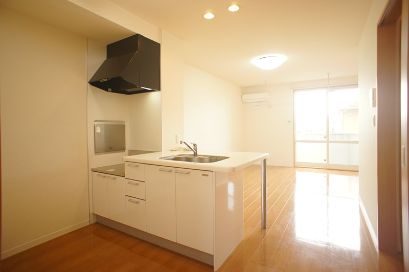 キッチン　フラットで広いカウンターなので家族とコミュニケーションが取り