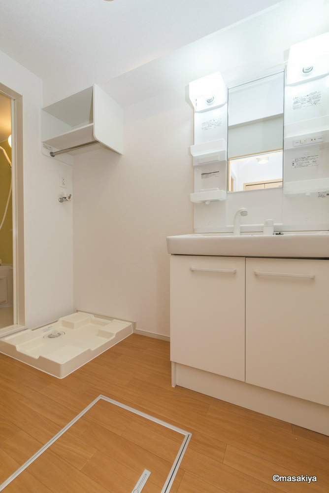 洗面設備　洗面・脱衣　シャンプードレッサー付き。