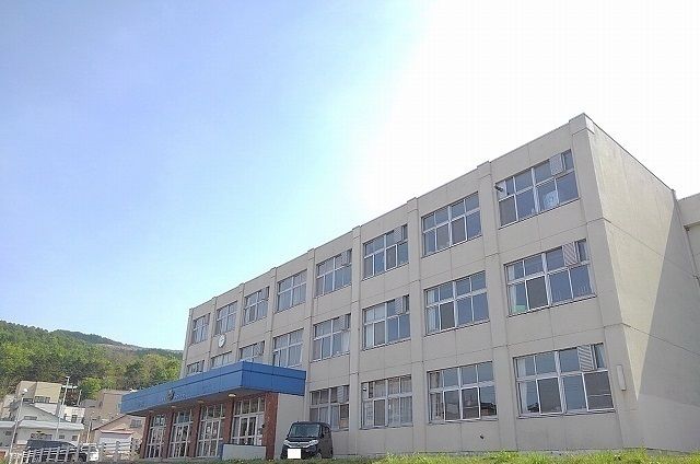 中学校　朝里中学校（中学校）まで710m