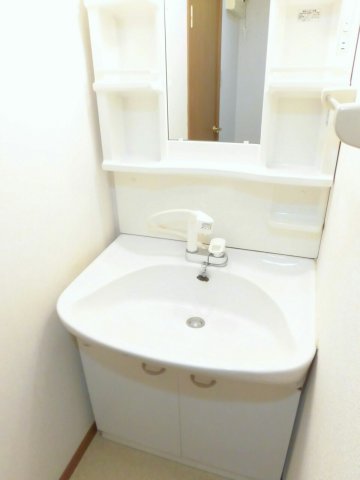 洗面設備　ゆったりとスペースのある洗面所