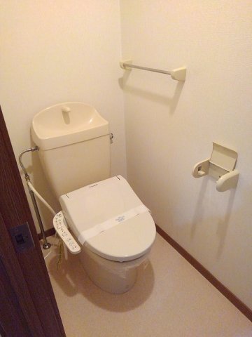 トイレ　落ち着いた色調のトイレです