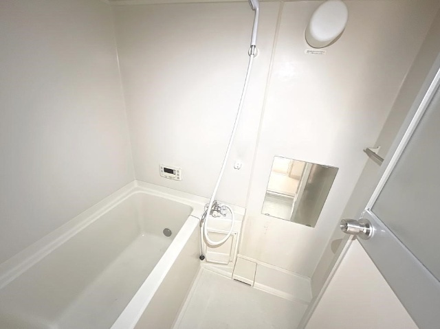 バス・シャワールーム　お風呂は追い焚きも出来ますよ。