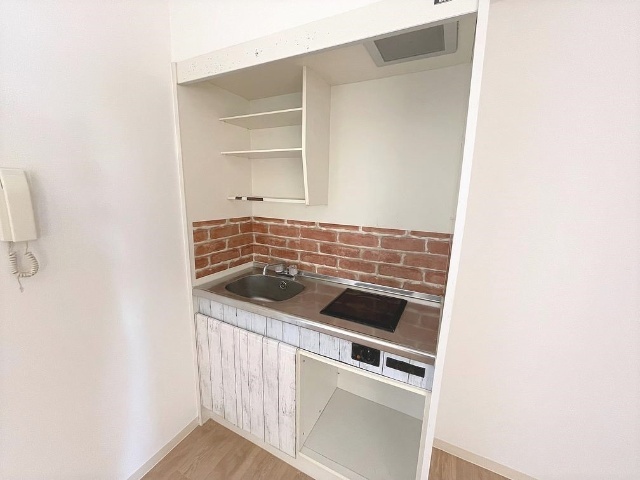 キッチン　１口電気コンロのキッチンです。下の空間は収納スペースです。