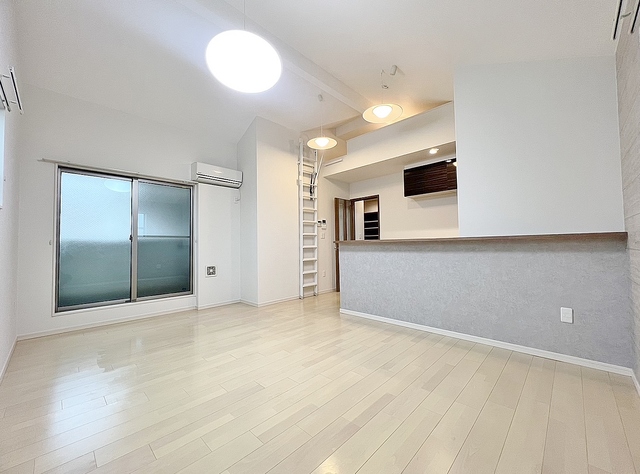 居室・リビング　ロフト付きの広々リビング