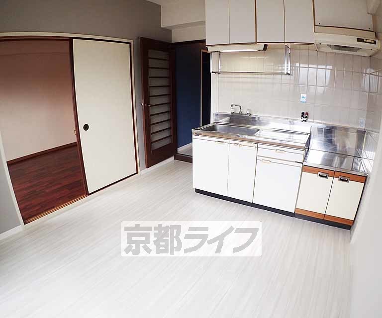 居室・リビング　改装して綺麗になっております