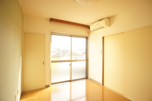 居室・リビング　大きな窓から明るい光が差し込みます