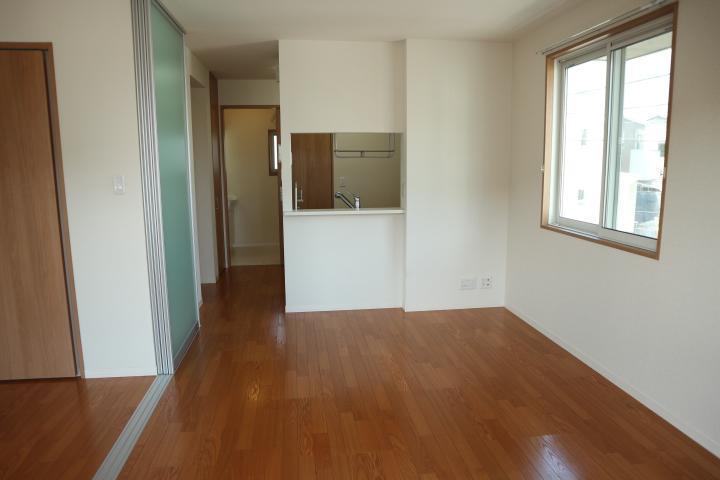 居室・リビング　落ち着いた色のフローリングで重厚感があります。