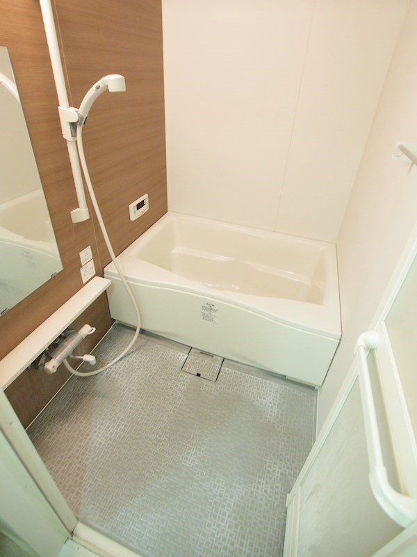 バス・シャワールーム　ゆったりバス。追炊き機能あり。