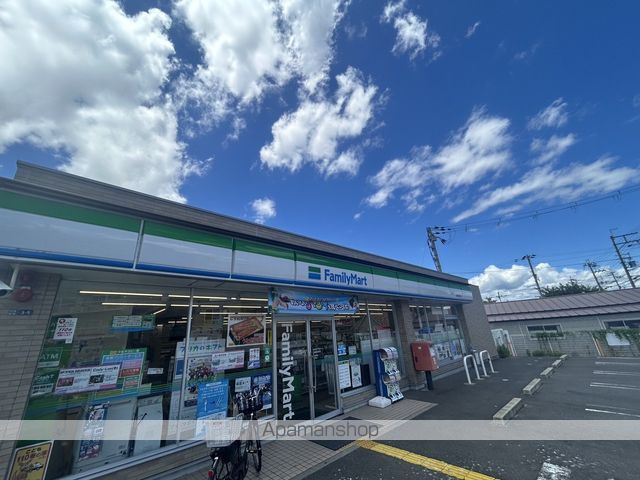 コンビニ　ファミリーマート（コンビニ）まで577m
