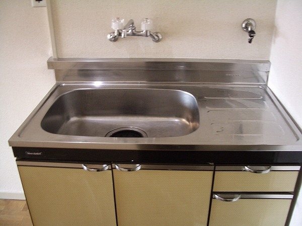 キッチン　お料理スペースは最小限。簡単な自炊なら十分です