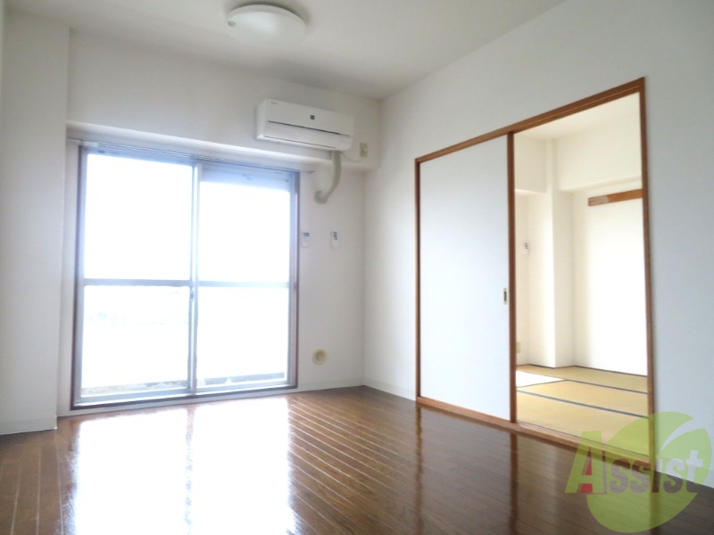 居室・リビング　陽当たりが良く、広々として過ごしやすそうです。