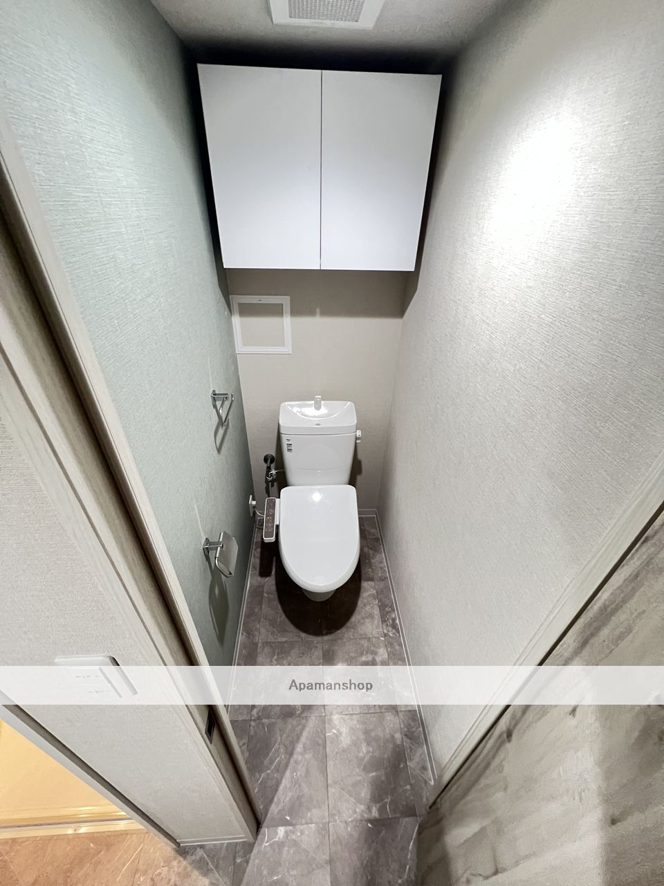 トイレ　※反転タイプのお部屋となります。