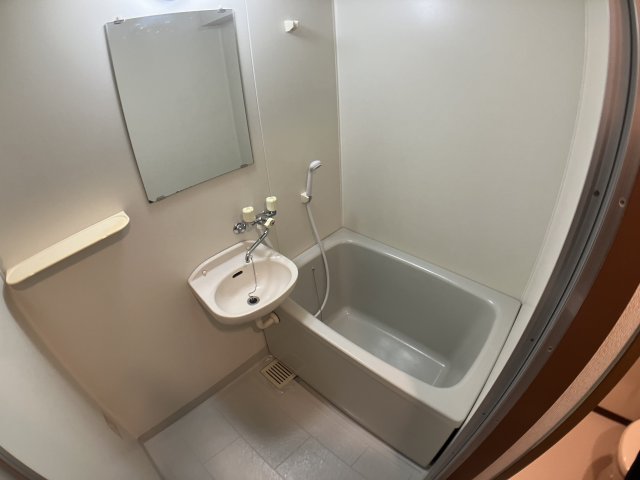 バス・シャワールーム　＊他号室参考写真