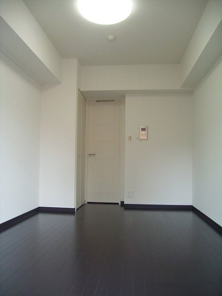 居室・リビング　落ち着いた色合いの床材を使用した居住空間