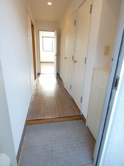 玄関　写真は310号室。