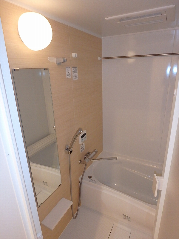 バス・シャワールーム　浴室乾燥機能付き。