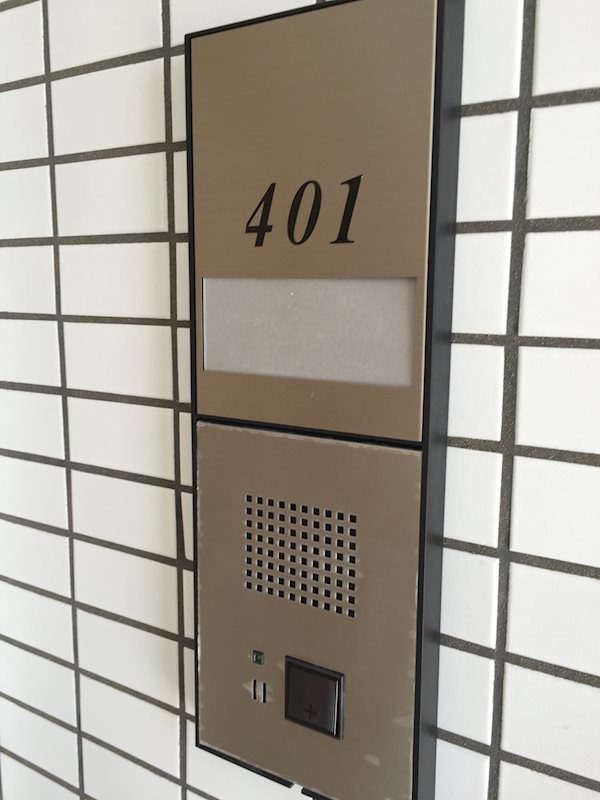 玄関　モニタ付きインターホンで安心♪