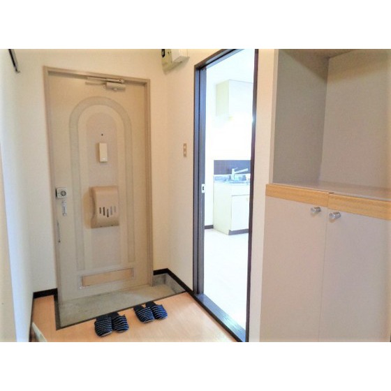 玄関　下駄箱、離れたところにあります