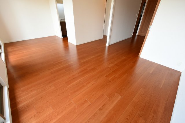 居室・リビング　窓が広く明るいリビングです♪