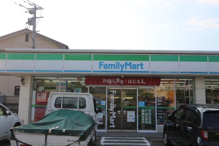 コンビニ　ファミリーマート（コンビニ）まで773m