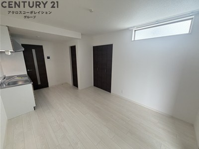 居室・リビング　床色が明るい色合いで、とてもきれいです。