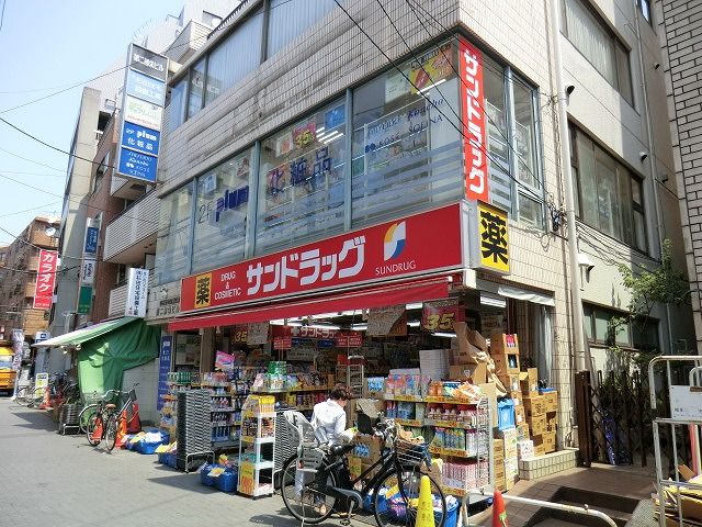 ドラックストア　サンドラッグ千歳烏山店（ドラッグストア）まで592m