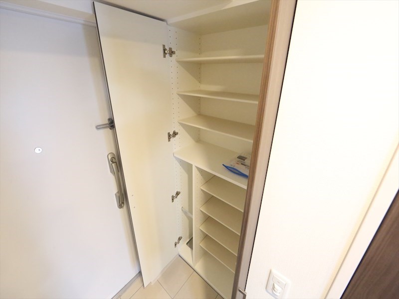 玄関　玄関　シューズボックス付（収納充実してます）