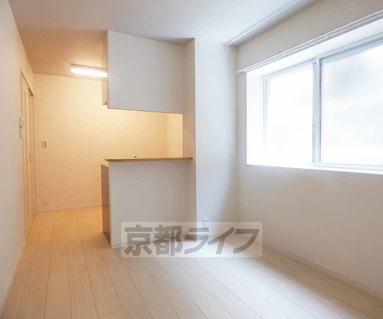 居室・リビング　きれいな居室です。