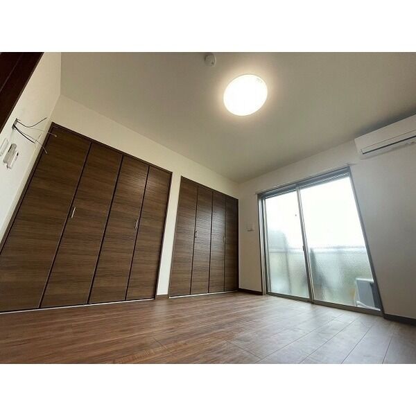 居室・リビング　床色が落ち着いた色合いで綺麗です♪