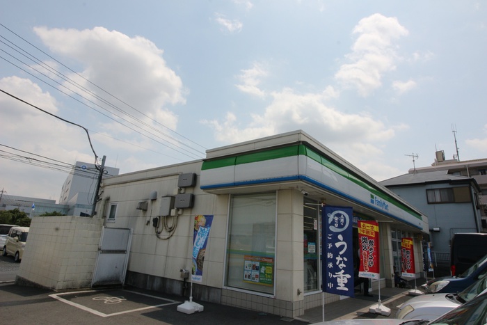 コンビニ　ファミリーマート川越的場北店（コンビニ）まで300m