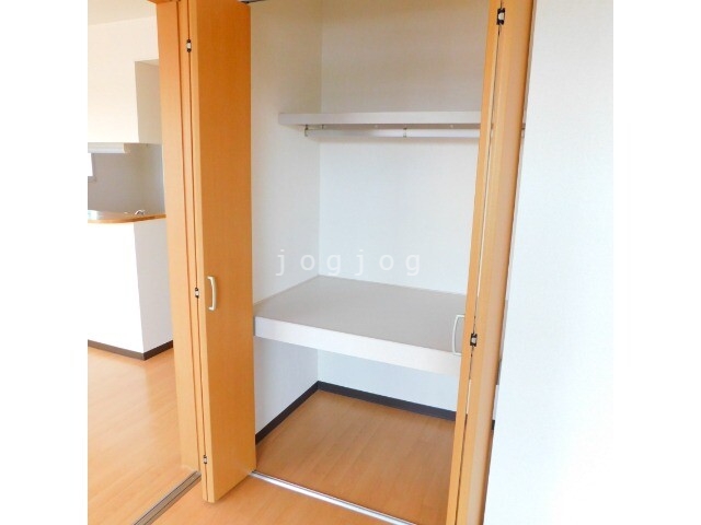 収納　棚付き☆上段と下段に分けれます☆