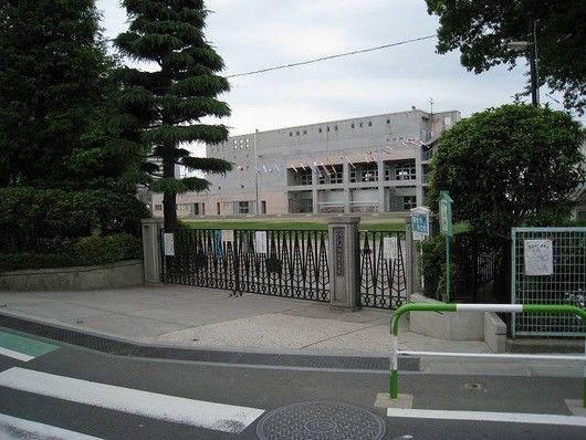 小学校　世田谷区立烏山小学校（小学校）まで902m