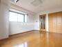 居室・リビング　角部屋で２面に窓があります。