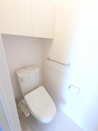 トイレ　冬でも温かく快適です♪もちろんウォッシュレットです！