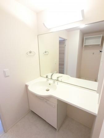 洗面設備　大型の鏡付き洗面化粧台！