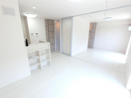 居室・リビング　明るいフローリングフロアです♪