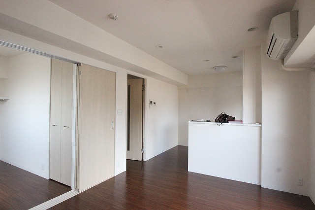 居室・リビング　同物件、別号室のものです。