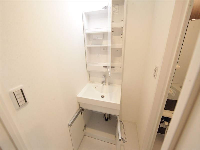 洗面設備　脱衣所　独立洗面台（シャンプードレッサー付）収納スペース有