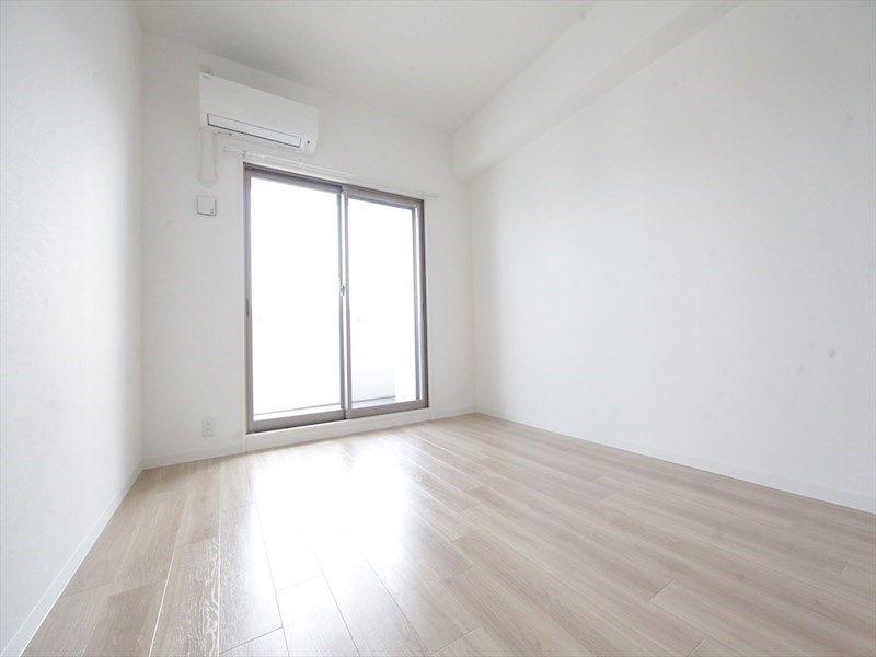 バルコニー　洋室8.1帖　エアコン完備　南面バルコニー