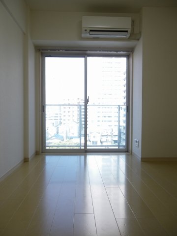 居室・リビング　「清潔感のあるフローリングのお部屋です」