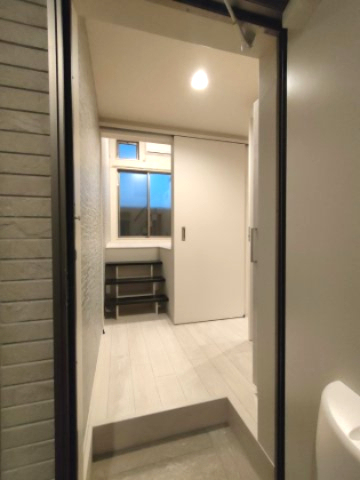 玄関　同物件内203号室の写真になります※現況優先