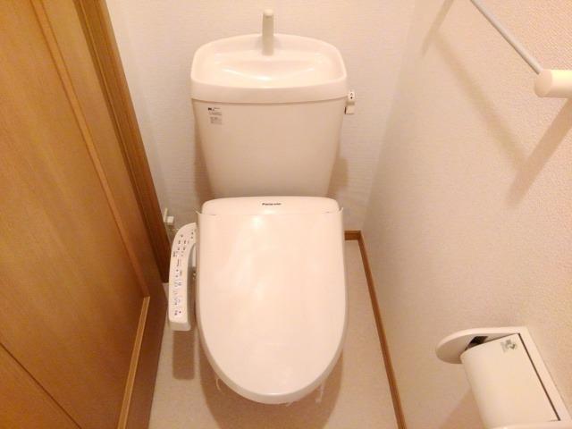 トイレ　温水洗浄便座付き♪