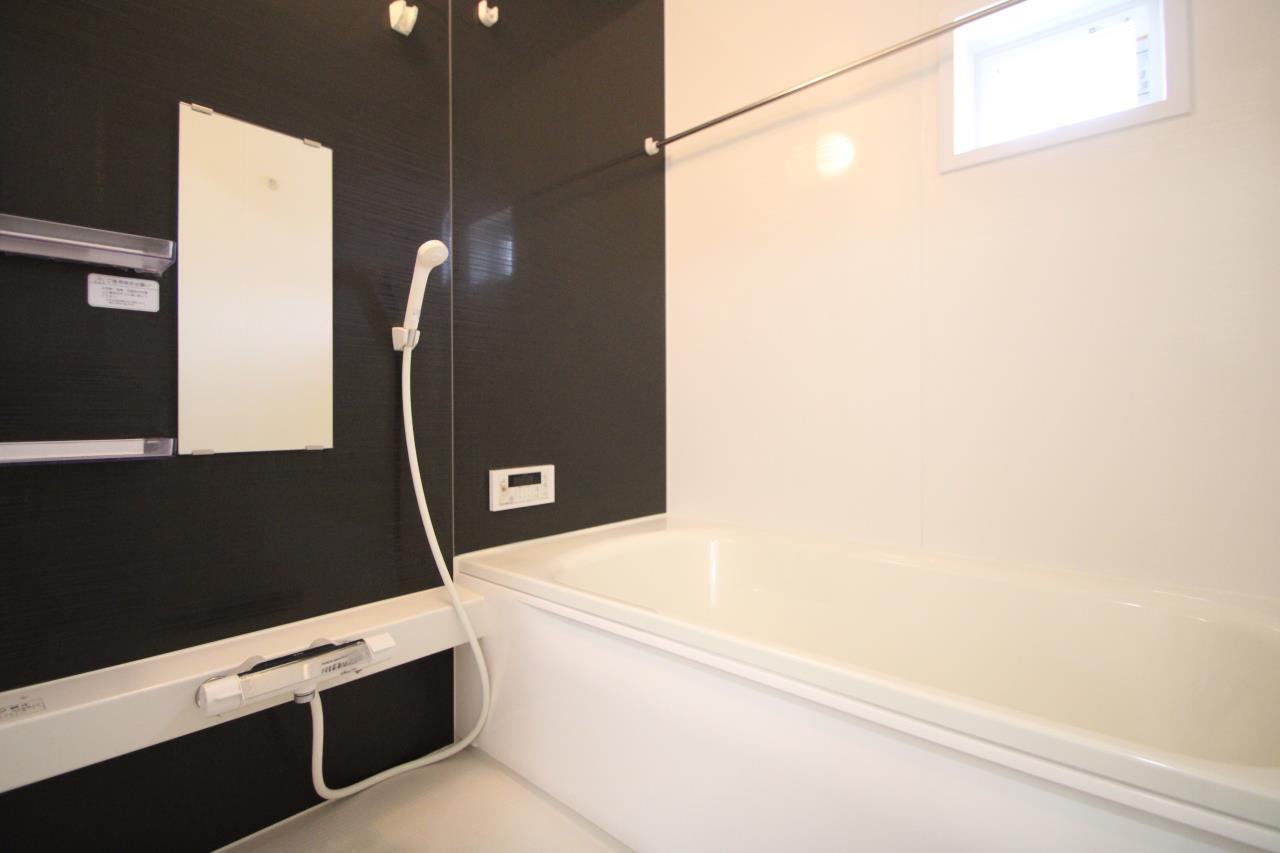 バス・シャワールーム　窓付き・浴室乾燥機・自動湯張り機能付☆