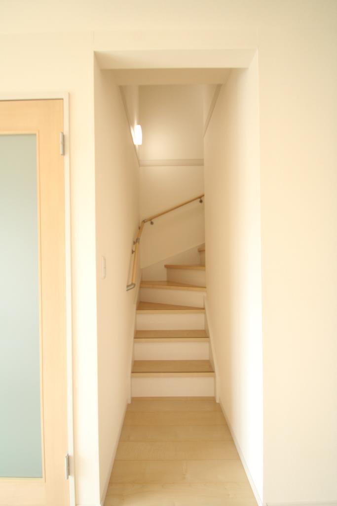 その他設備　2階へ上がる階段です☆